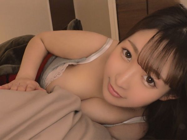 【寝取られ注意！？】 美人巨乳の彼女が夜這い！ 隣で寝ている彼氏を誘惑し、ねっとりフェラで朝まで抜いちゃうぞ♡