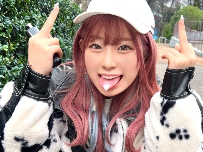 【配信ギャルの生セックス】 ライブチャットでエロ配信！ クンニで濡らされたマ○コに生挿入、顔射からの連続ピストンでイキまくり！