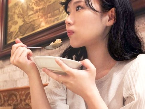 【美脚若妻の危険な選択】旦那に愛想尽かした人妻がAVで鬱憤晴らし！極太チ●ポと絶技手マンで、美脚を震わせながらビクビク痙攣！金より快楽を選んだ人妻の淫らな姿は必見！