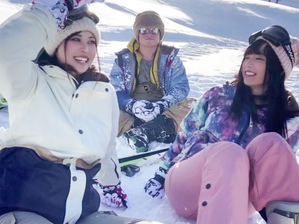 【ゲレンデで見つけた美白JD】『雪より白くてエロい…』ナンパした女子大生2人組と飲み会で即パコ！オモチャで敏感ボディを責められ、潮吹きしまくるドスケベな姿に興奮MAX！！