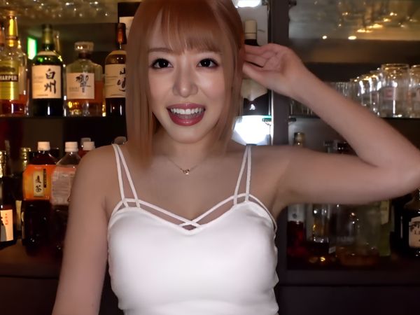 【スポーツバー店員の裏バイト】『お客さん、気持ちいい？』素人女子がジュルジュル音を立てながらフェラ！チンポを舐めまわし、騎乗位で腰を振りまくって絶頂！♡
