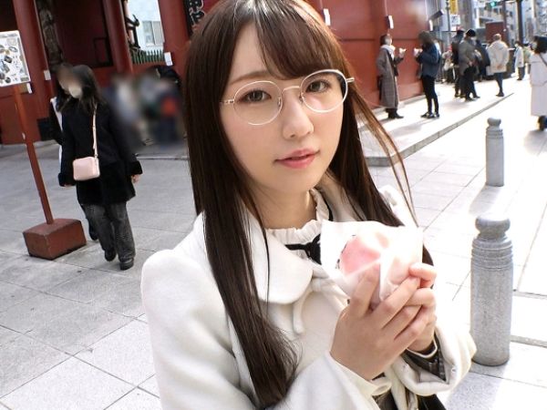 【街角ナンパ】『ダメ…感じちゃう…』文学少女のロリっ娘が、電マと手マンでビショ濡れに！色白の桃尻を激しく突きまくられ、デカチンに翻弄されてイキまくる！ちっぱいボディが震えるほど感じちゃう！♡