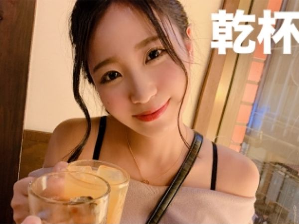 【彼氏持ち美女の危険な浮気】『ダメ…彼氏に悪いから…』スレンダー美乳の欲求不満美女がスケスケエロ衣装で誘惑♡ ホテルでこっそり騎乗位セックス！彼氏じゃ満足できないカラダがエロすぎる！