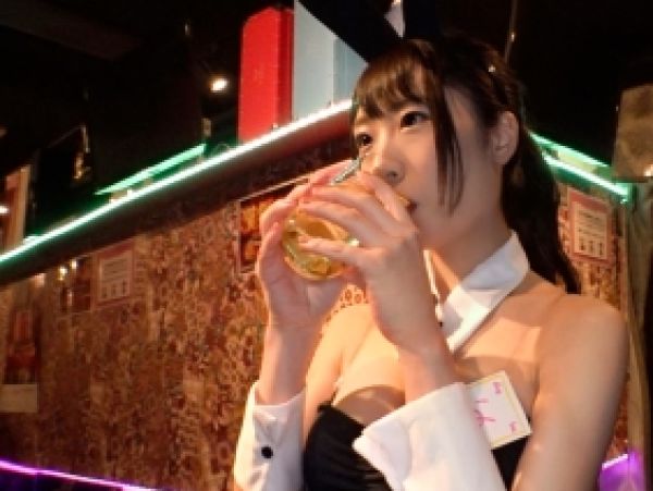 【網タイツバニー娘をゲット】『シャンパンで酔っちゃった…』童顔巨乳のガールズバー店員がホテルでエッチな本性暴露！2本飲んで濡れまくり、網タイツ破いて激ピストン！！