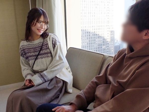 【メガネ受付嬢の裏の顔】『寂しいの…』清楚な見た目の激カワ受付嬢がナンパ男に誘われ、細い腰を掴まれバックで激しく突かれまくる！寂しさを埋めるためのエロすぎる本気SEXにメロメロ♡