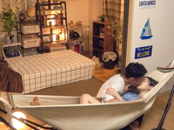 【盗撮NTR】清楚系むちむちボディのお姉さんを密室に連れ込み！甘いキスから始まるイチャラブSEXを隠し撮り♥ウブな反応がたまらない！