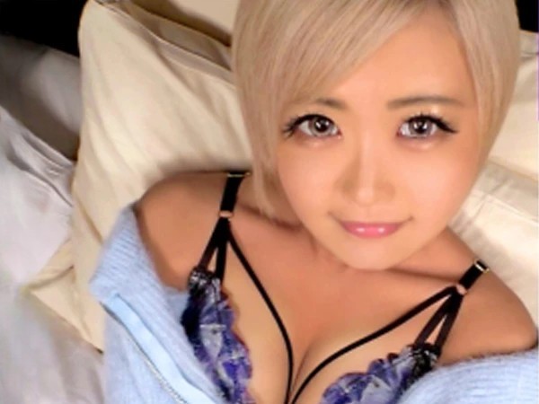 【金髪スレンダーギャル】小麦肌の美ボディがエロすぎる！美乳ギャルが生チ●ポで激しく突かれ、淫乱モード全開！鬼ピストンで感じまくる姿がヤバい！♡