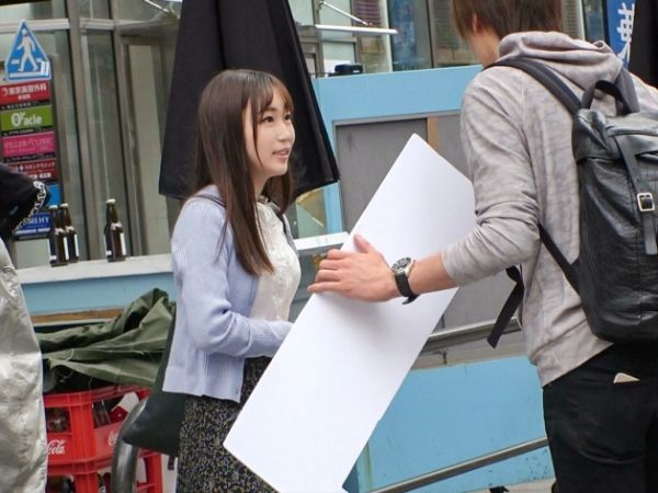 【素人ナンパ】SNS映えに夢中なウブ美少女をゲット！カメラ目線で恥ずかしがりながら初々しいフェラ披露♡キツマンにデカチンを挿入され、大人ピストンでイキまくり！