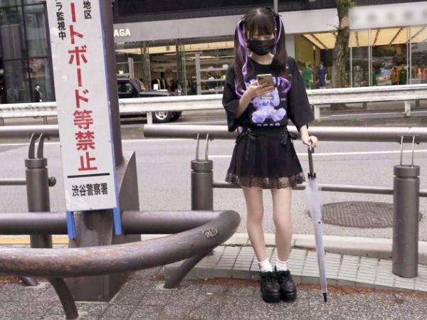 【家出少女の危険な遊び】『おじさん、気持ちいい？』ゴシック系ロリっ子が小悪魔スマイルで手コキ＆フェラ！さらに大胆にも立ちションでチンポに放尿ぶっかけ！