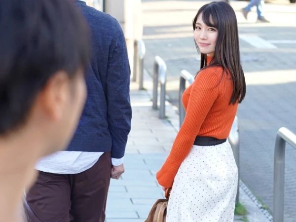 【隣の若妻の甘い誘惑】28歳人妻が旦那の隣で禁断の浮気！隣人のチンポに夢中になり、夫婦の寝室で背徳のセックス！美巨乳を揺らしながら悶える姿はまさにエロスの極み！W不倫の快感に溺れる人妻の淫らな喘ぎ声が響く♡