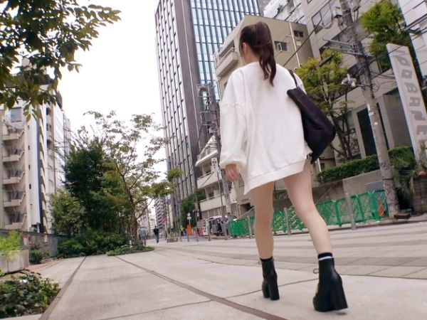 【20歳パイパン美少女】アイドル志望のウブ娘が、手マン＆激ピストンで大噴射！ハメ潮連発のスプラッシュSEXで、敏感ボディがビクビク痙攣！！