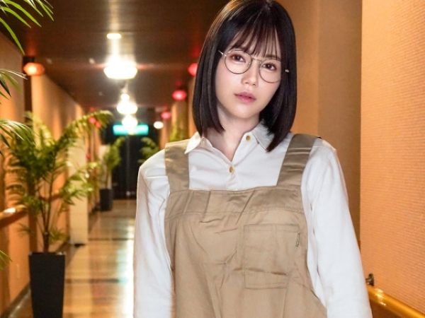 【地味メガネ女子の秘密】『ダメ…でも気持ちいい…』ラブホ清掃員の陰キャ女子が、ダメニートと禁断のイチャラブ関係に！恋人のようにイチャつきながら、濃厚セックスにハマる♡